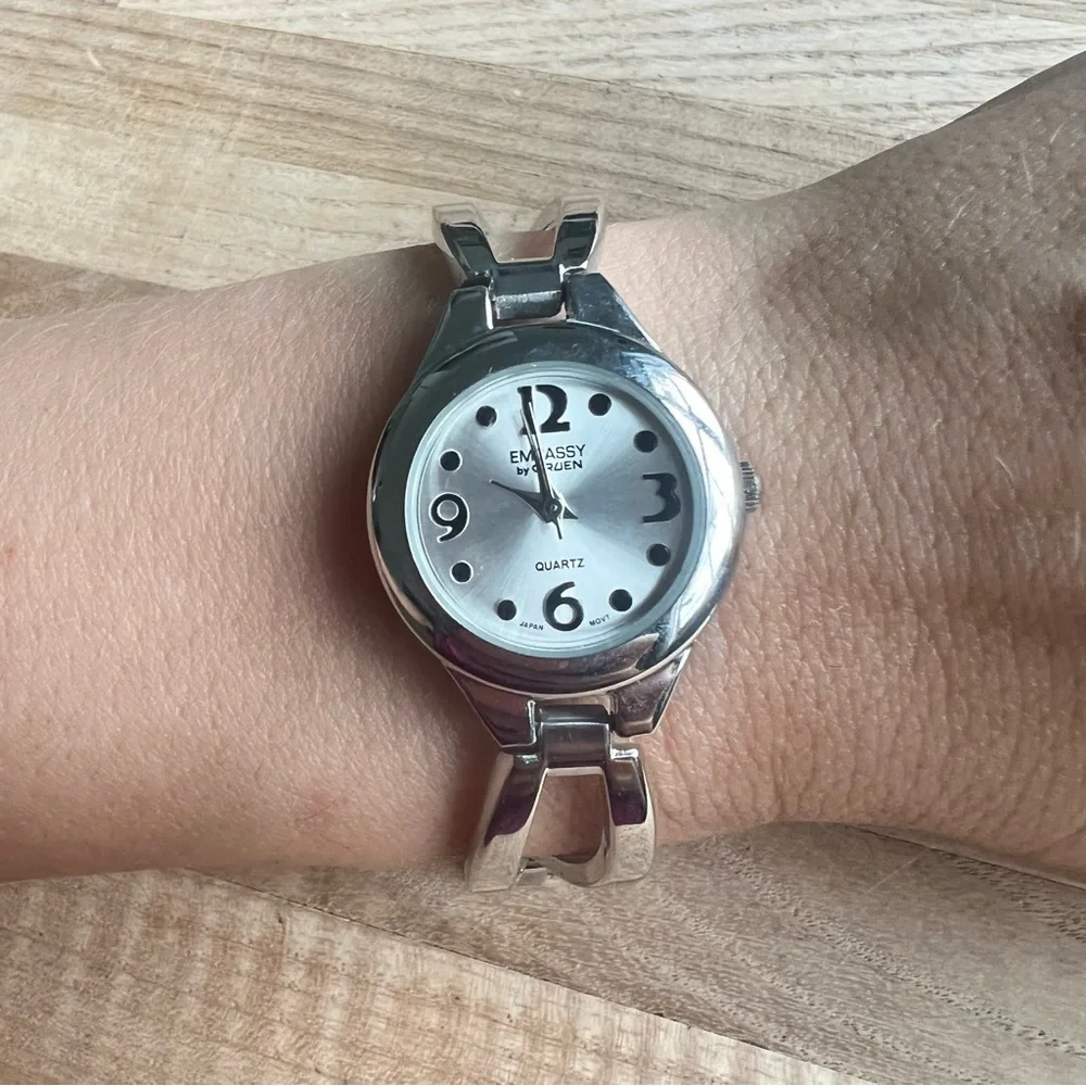 Embassy by Gruen ladies silver tone bracelet watch NEW BATTERY